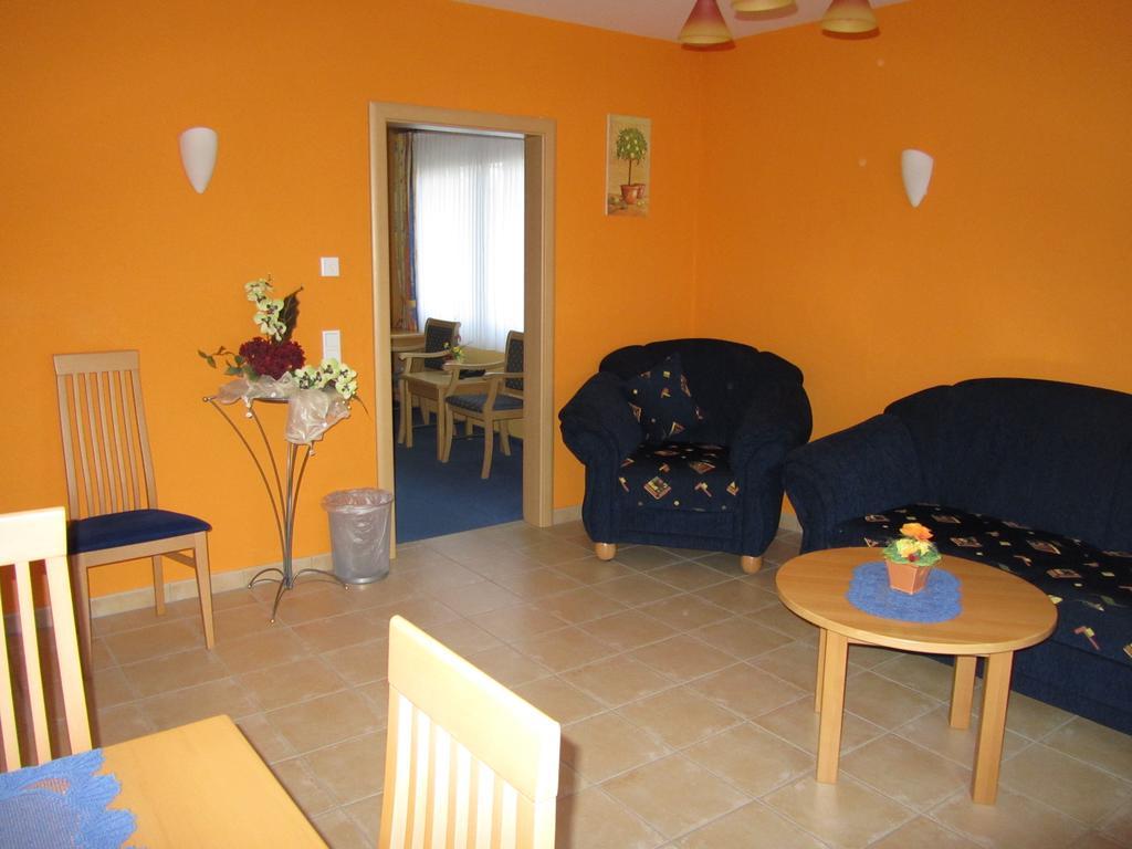 Hotel Zur Burg Nuerburg Номер фото