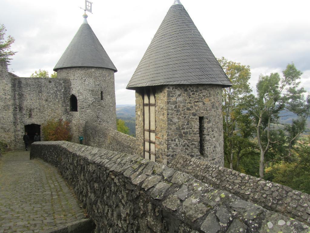 Hotel Zur Burg Nuerburg Екстер'єр фото