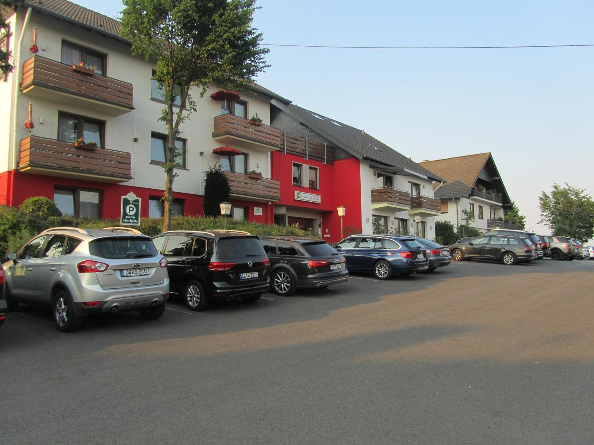 Hotel Zur Burg Nuerburg Екстер'єр фото