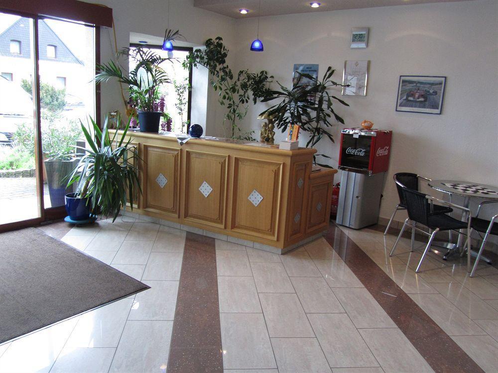 Hotel Zur Burg Nuerburg Екстер'єр фото