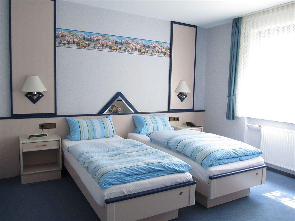 Hotel Zur Burg Nuerburg Екстер'єр фото