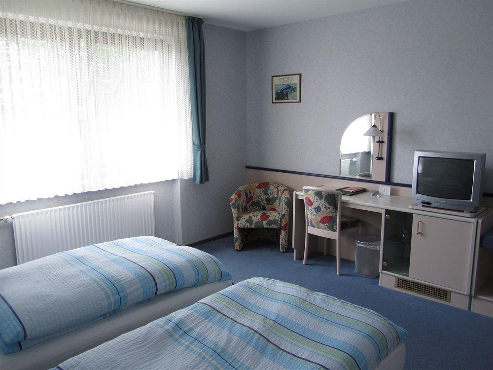 Hotel Zur Burg Nuerburg Екстер'єр фото