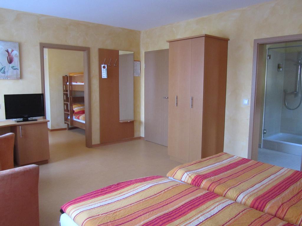 Hotel Zur Burg Nuerburg Номер фото