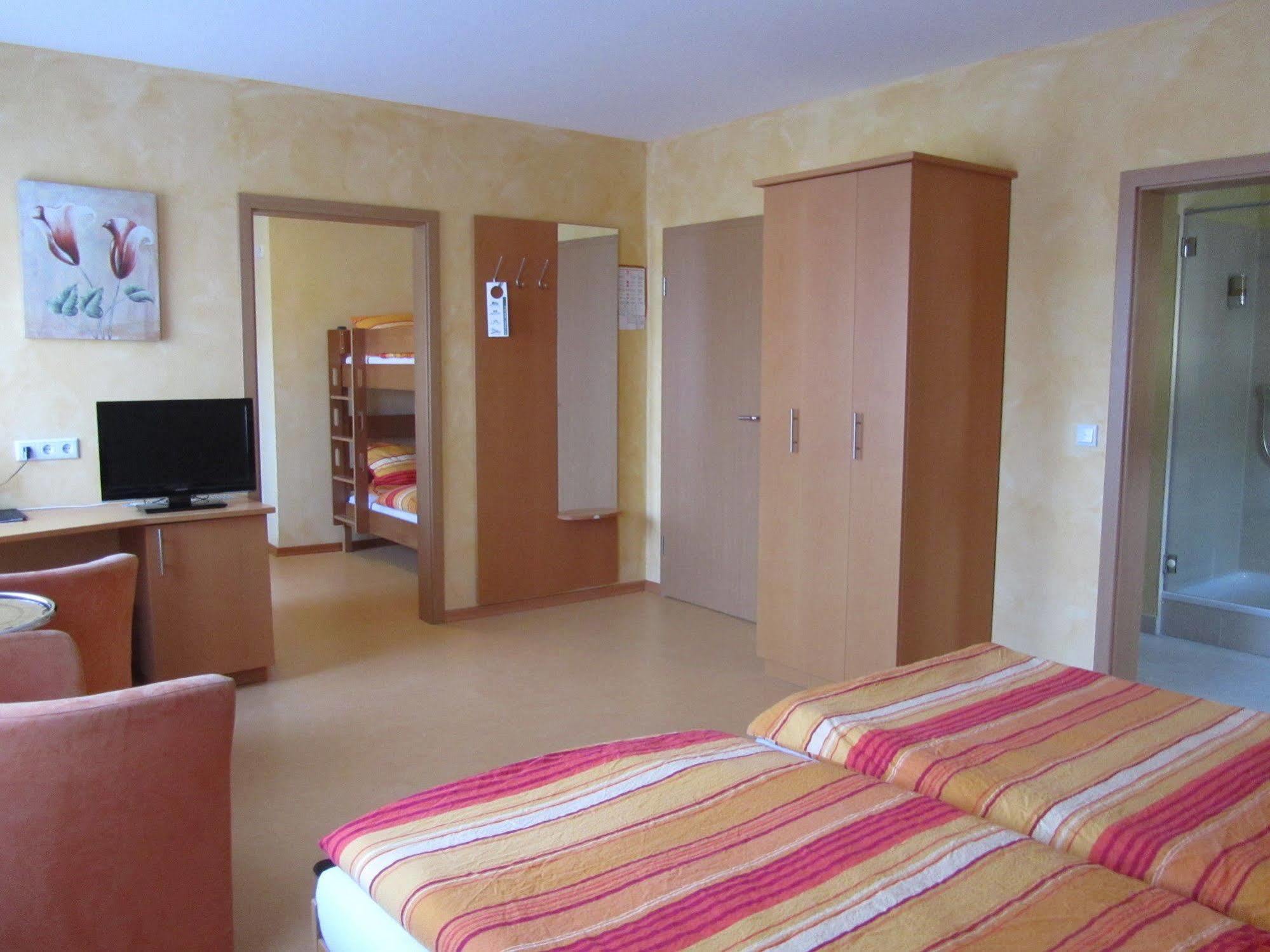 Hotel Zur Burg Nuerburg Екстер'єр фото