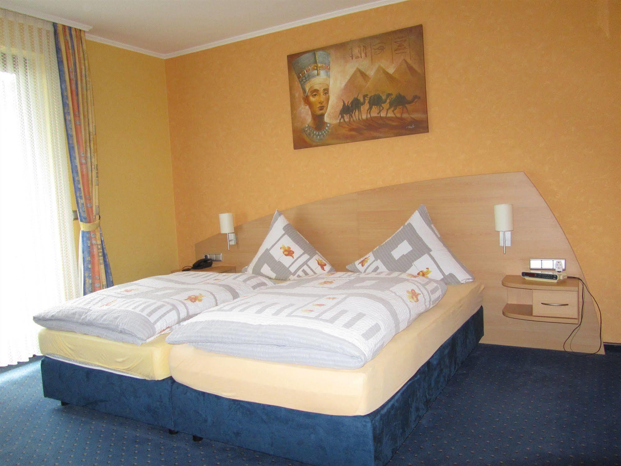 Hotel Zur Burg Nuerburg Екстер'єр фото