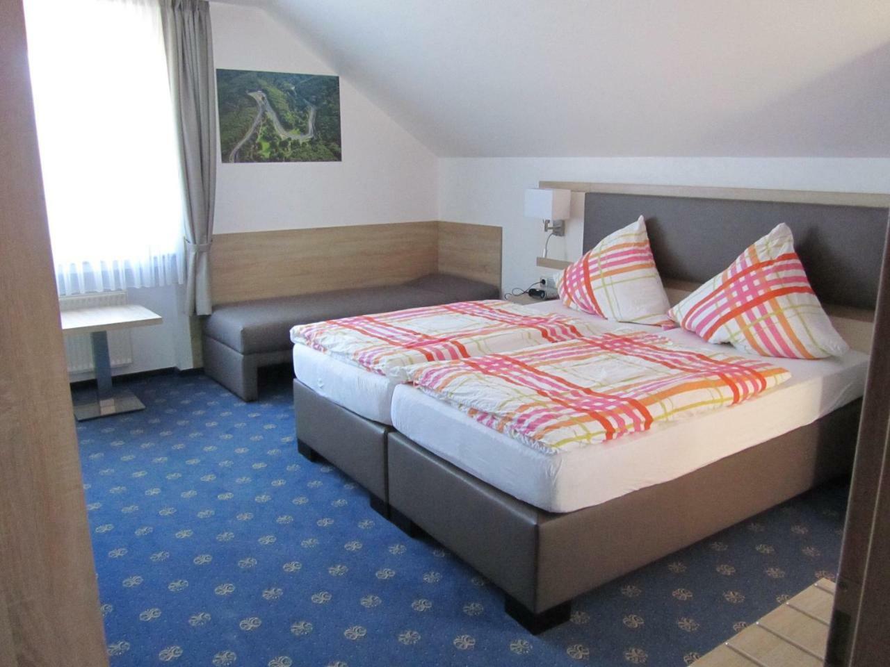 Hotel Zur Burg Nuerburg Екстер'єр фото