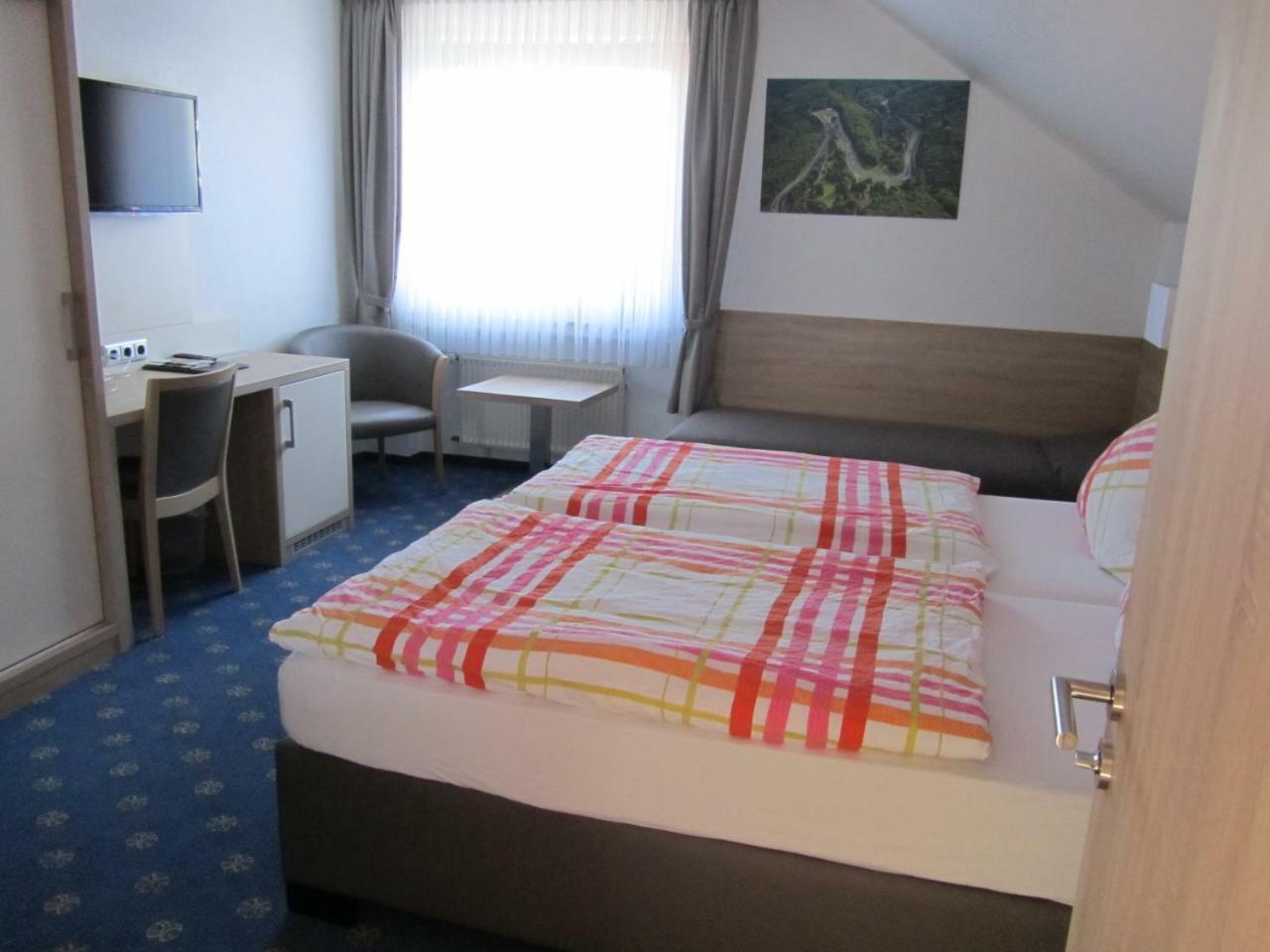 Hotel Zur Burg Nuerburg Екстер'єр фото
